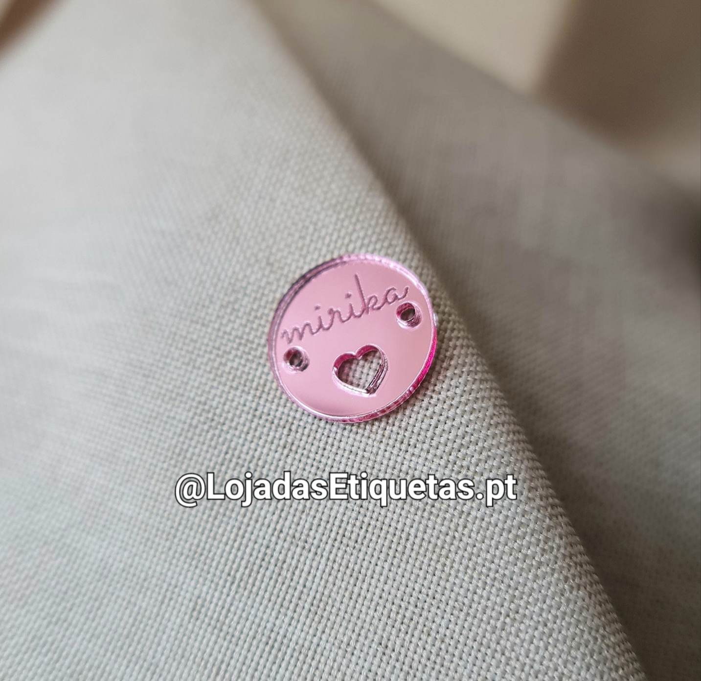 Etiqueta redonda em acrílico rosa espelhado personalizada com logotipo