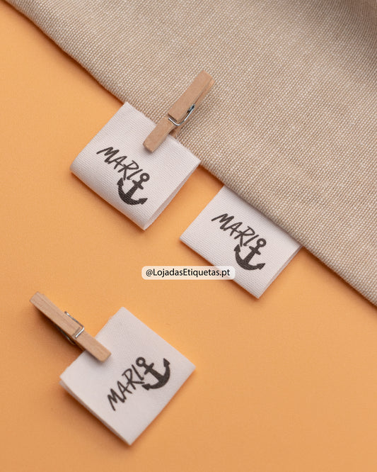 Etiquetas em algodão dobráveis formato bandeirinha personalizadas com logotipo