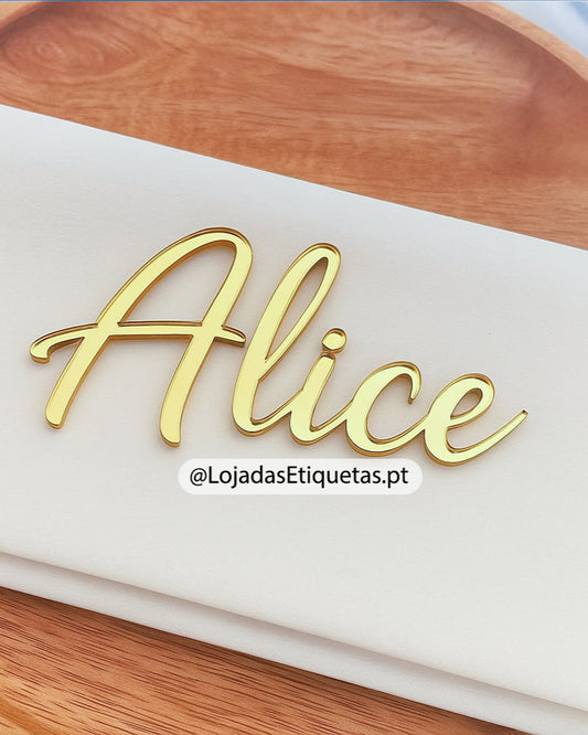 Nome Personalizado em Acrilico Dourado para marcação de lugar em casamentos ou cerimónias com a descrição Alice.
