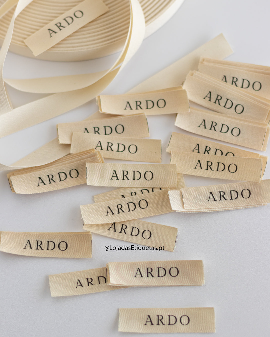 Etiquetas planas em algodão cru personalizadas com logotipo impresso a preto cortadas individualmente