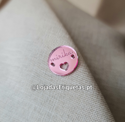 Etiqueta redonda em acrílico rosa espelhado personalizada com logotipo 