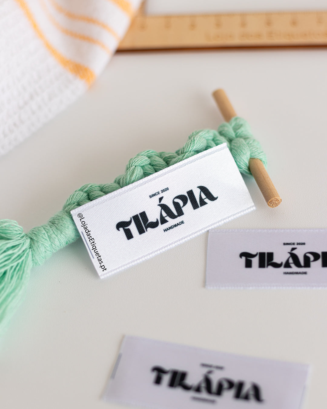 Etiquetas em cetim de dupla face para peças de fabrico artesanal, com impressão a preto do logotipo e handmade por baixo.