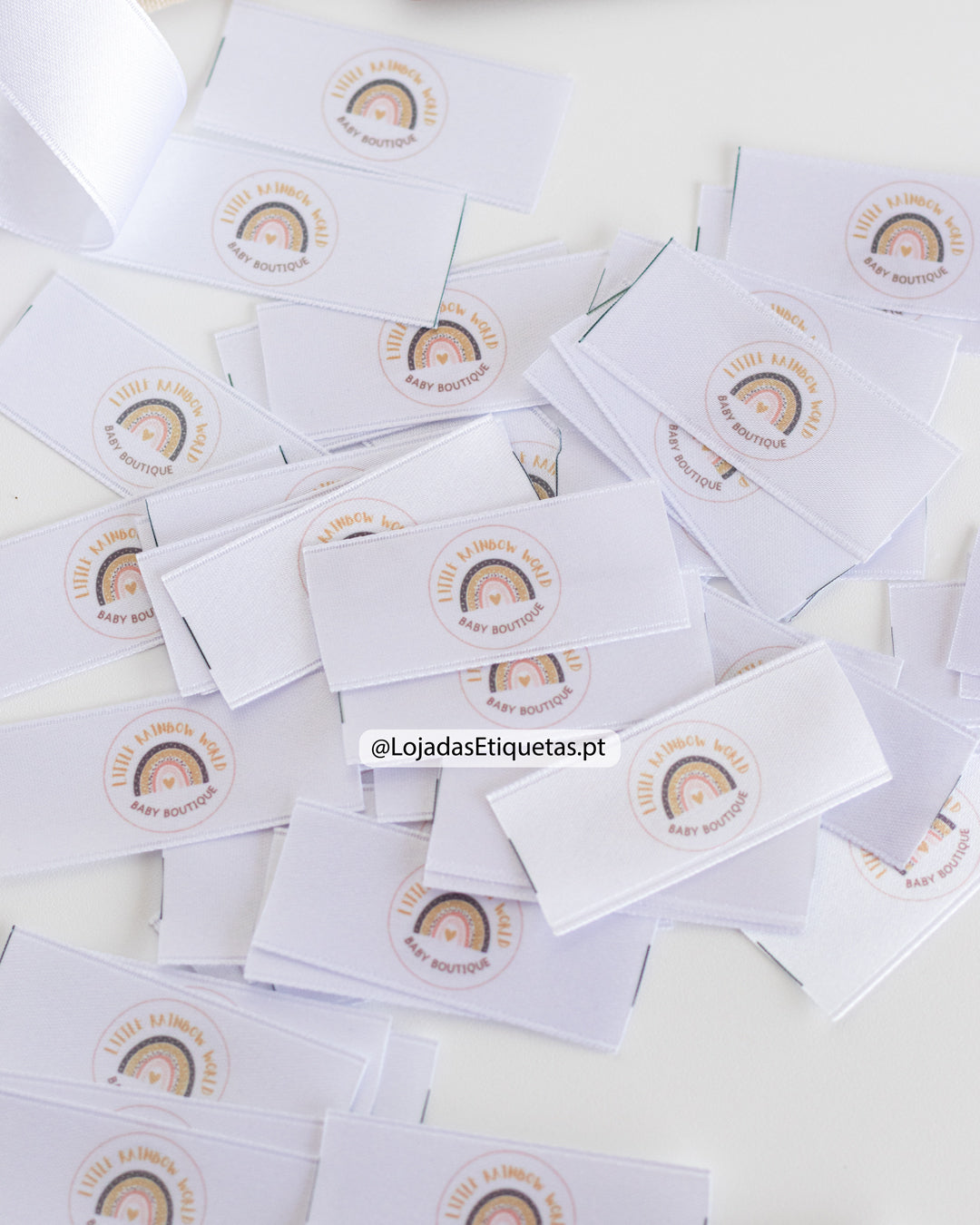 Etiquetas em cetim dupla face com impressão a cores do logotipo baby boutique, para roupa de criança.