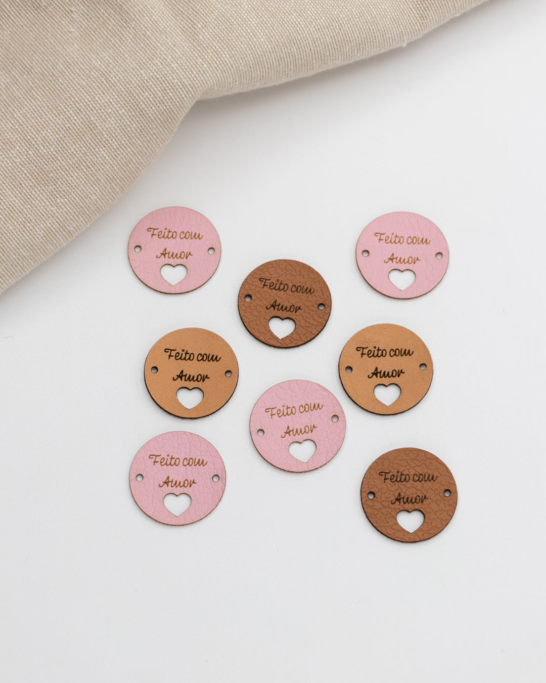 Etiquetas em napa personalizadas com logotipo