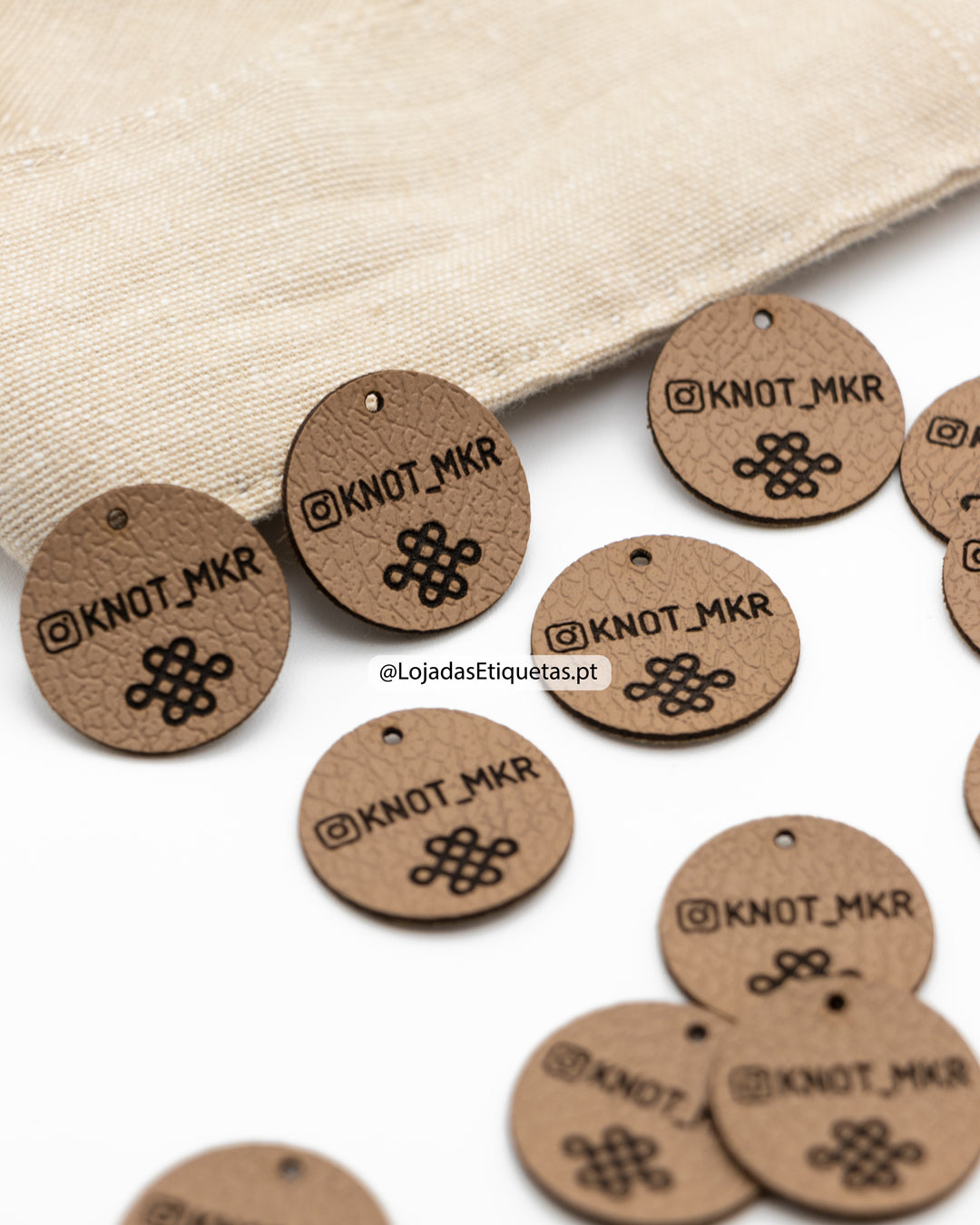 Etiquetas em napa personalizadas com logotipo