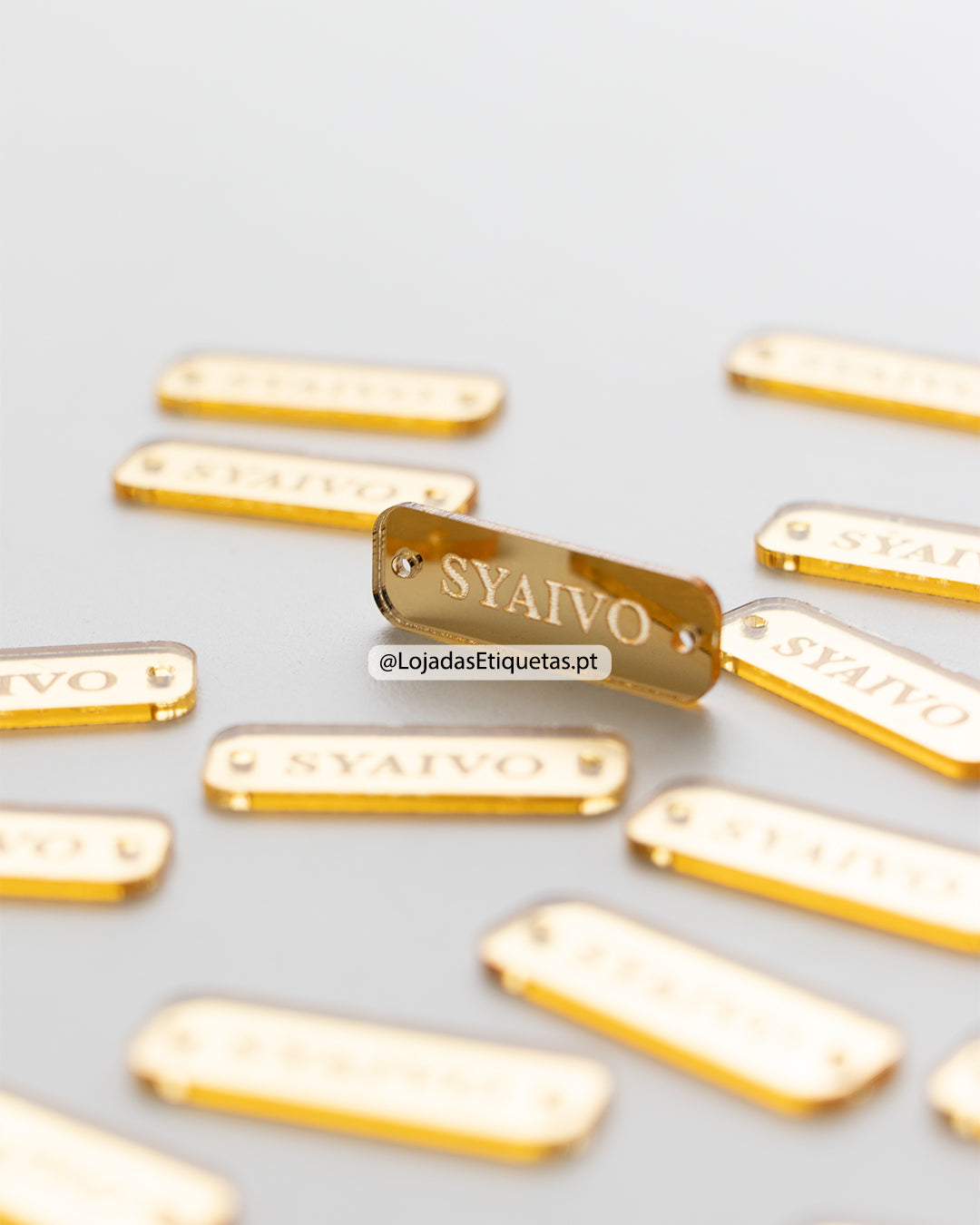 Etiquetas em acrílico dourado espelhado personalizadas com logotipo.