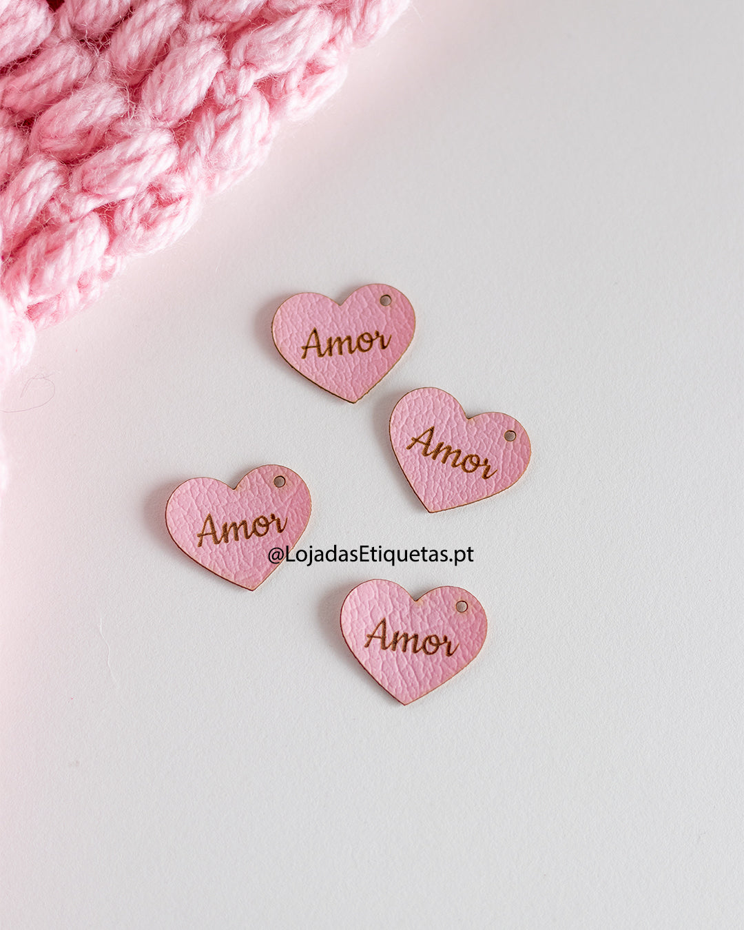 Etiquetas personalizadas em napa com formato de coração em tons rosa 