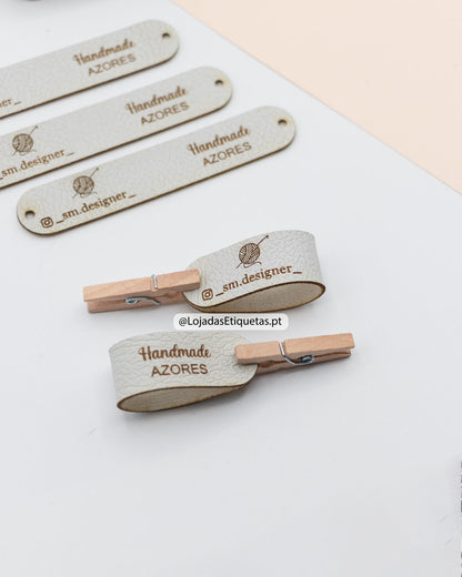 Etiquetas em napa dobráveis em tom cinzento claro com logotipo personalizado e descrição handmade