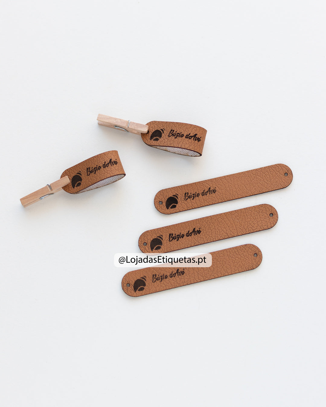 Etiquetas em napa bandeirinha personalizadas com logotipo