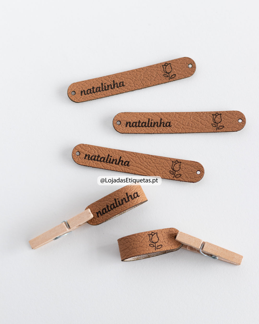 Etiquetas dobráveis em napa personalizadas com logotipo