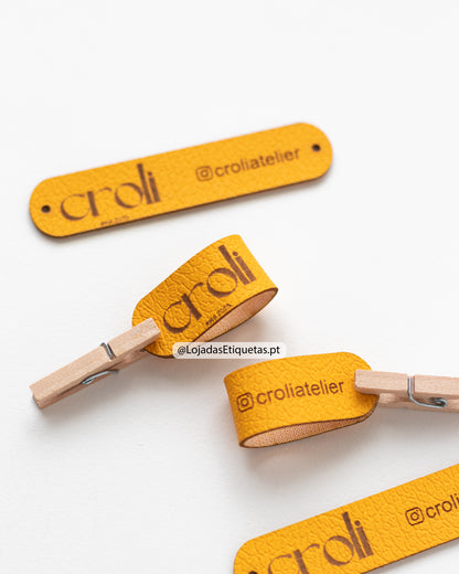 Etiquetas em napa personalizadas com logotipo