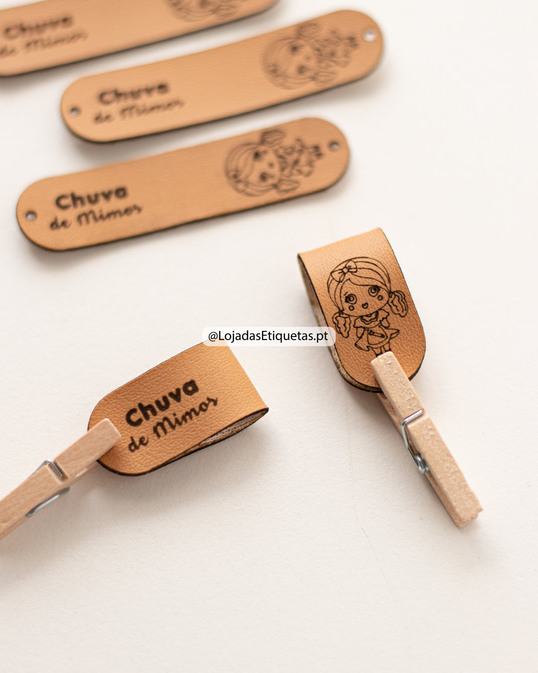 Etiquetas em pele sintetica dobraveis personalizadas com logotipo