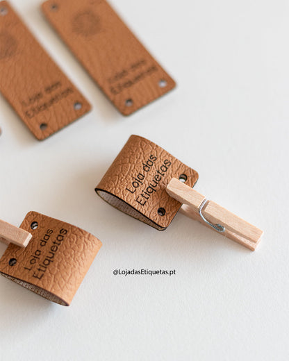 Etiquetas em pele sintetica dobraveis personalizadas com logotipo