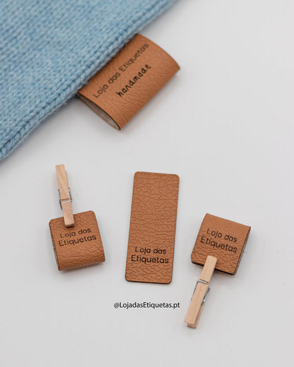 Etiquetas em pele sintetica dobraveis de cor castanha com logotipo e descrição handmade