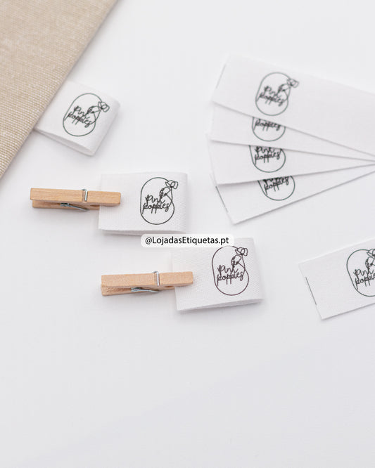 Etiquetas em tecido personalizadas com logotipo e impressão a cores