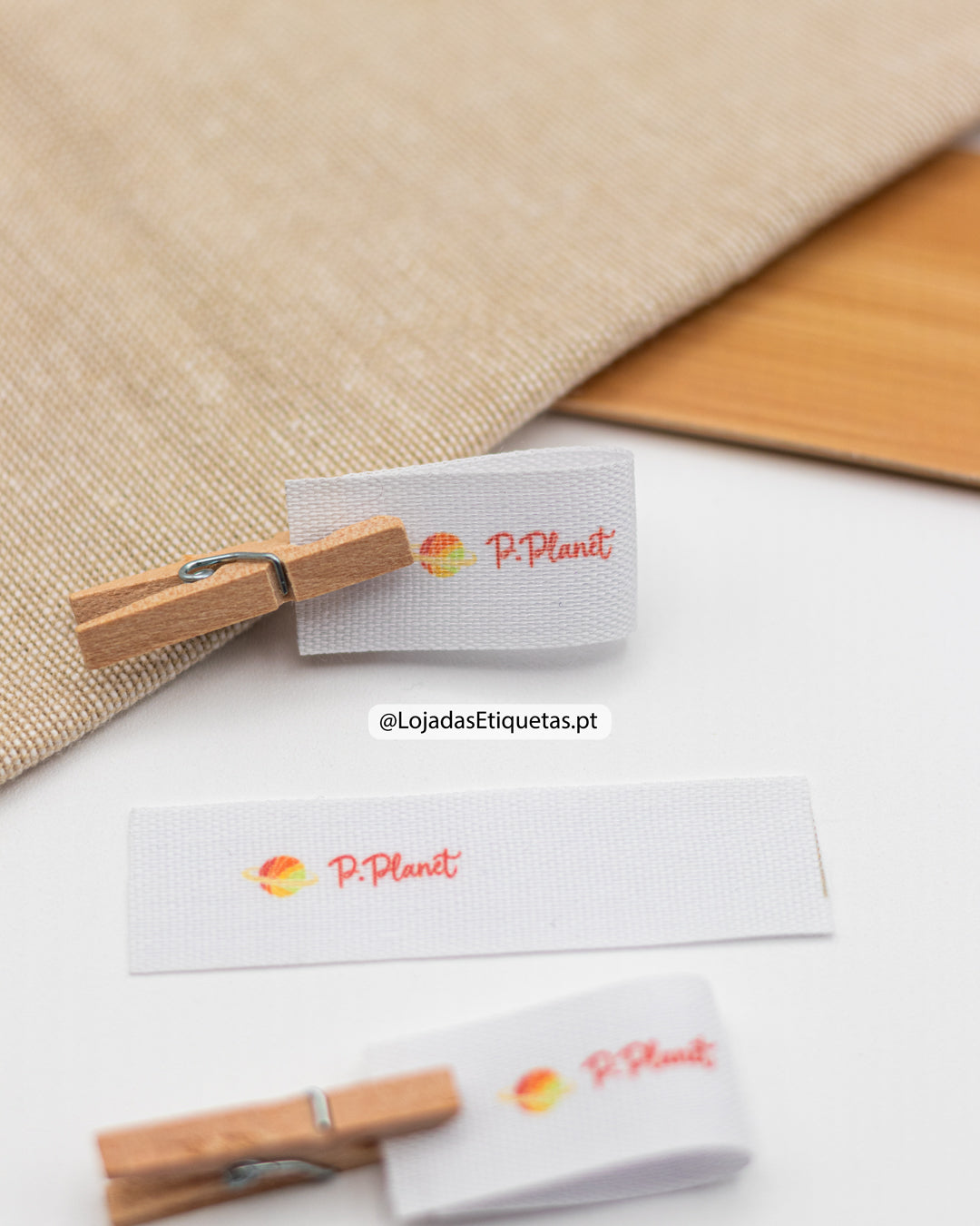 Etiquetas em tecido personalizadas com logotipo e impressão a cores