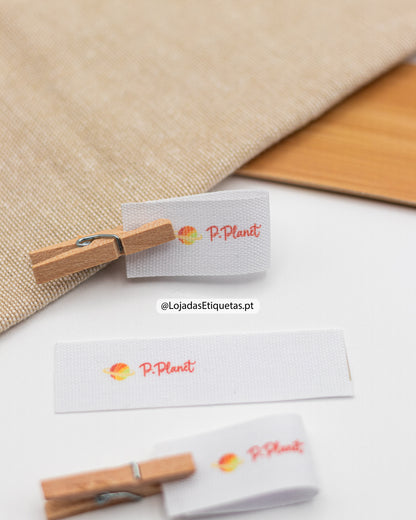Etiquetas em tecido personalizadas com logotipo e impressão a cores