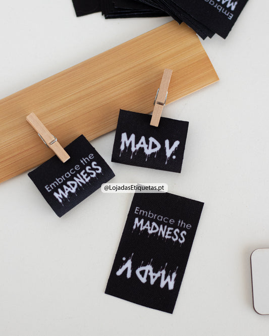 Etiquetas personalizadas de cor preta e logotipo a branco. 