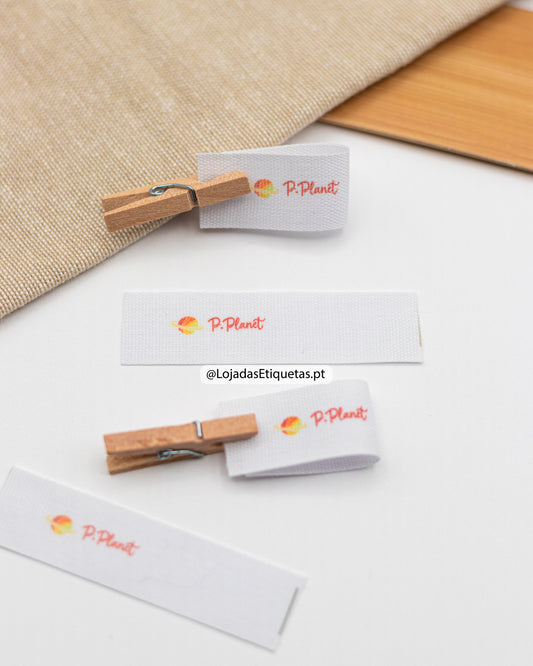 Etiquetas em tecido personalizadas com logotipo e impressão a cores